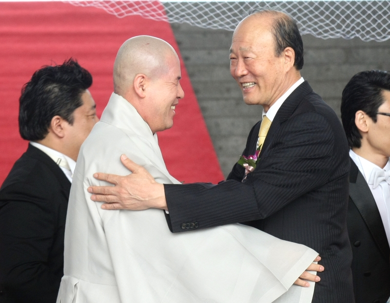 2010.10.23_14회 대한민국 종교문화축제-이광선 목사 포옹